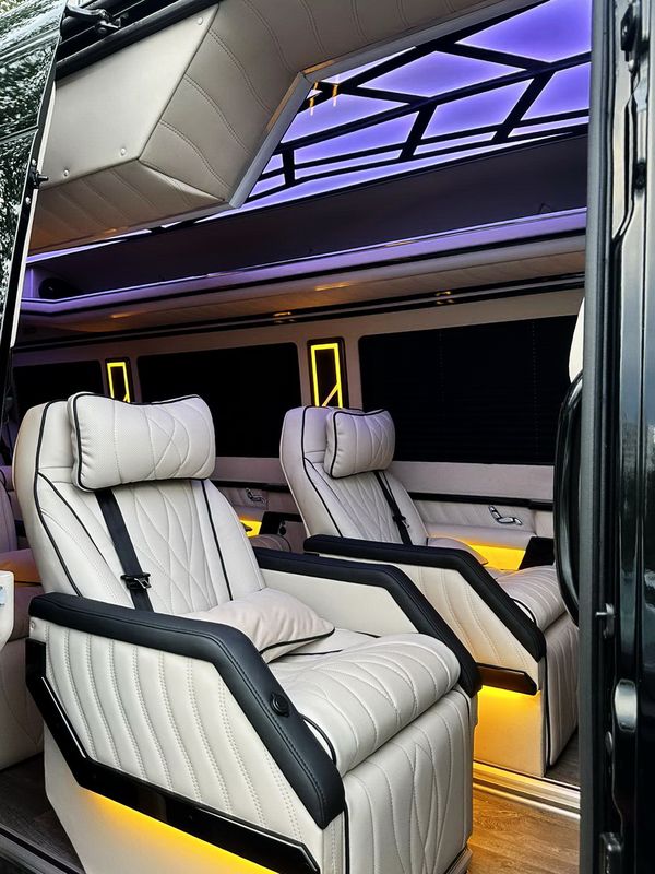 Мікроавтобус Mercedes-Benz Sprinter VIP чорний для трансфера в Європу - Варшава, Краків, Кишинів