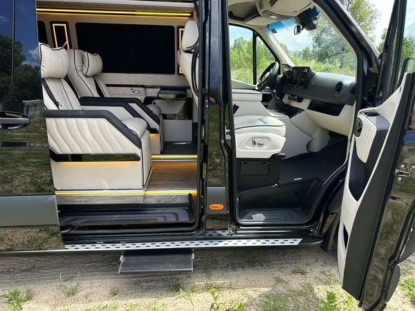 Мікроавтобус Mercedes-Benz Sprinter VIP чорний для трансфера в Європу - Варшава, Краків, Кишинів