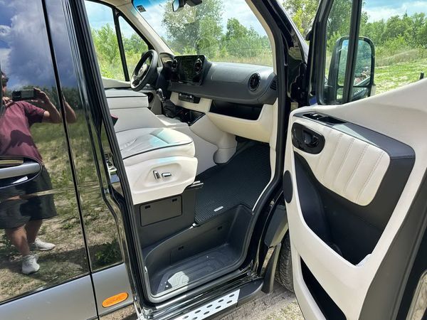 Мікроавтобус Mercedes-Benz Sprinter VIP чорний для трансфера в Європу - Варшава, Краків, Кишинів