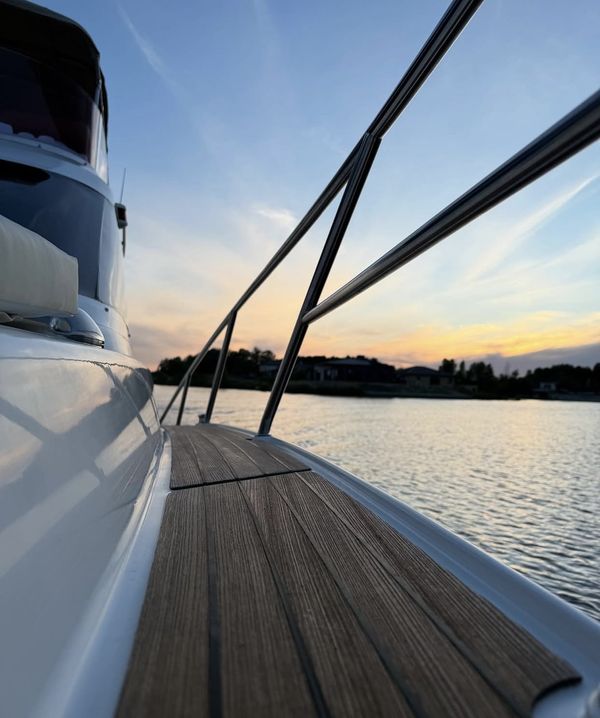 Замовити на прокат катер або яхту ресторан Заферано Золоче