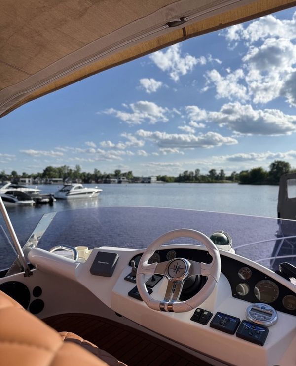 Замовити на прокат катер або яхту ресторан Заферано Золоче