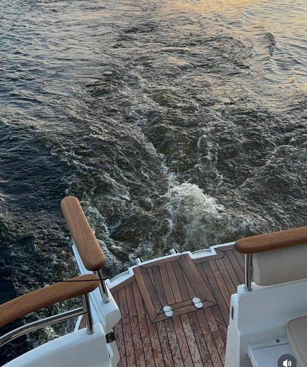 Замовити на прокат катер або яхту ресторан Заферано Золоче