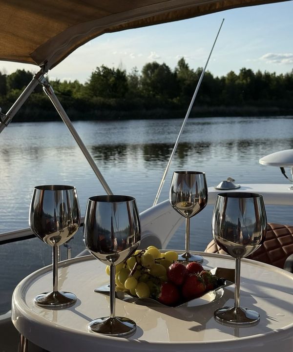 Замовити на прокат катер або яхту ресторан Заферано Золоче