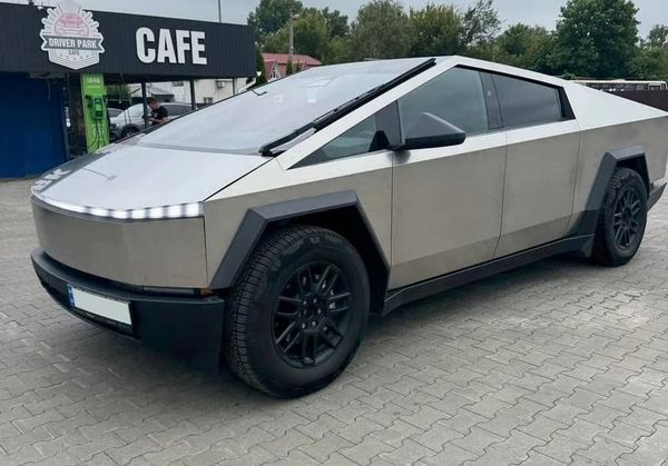 Оренда Tesla Cybertruck з водієм для фото відео зйомки в Києві