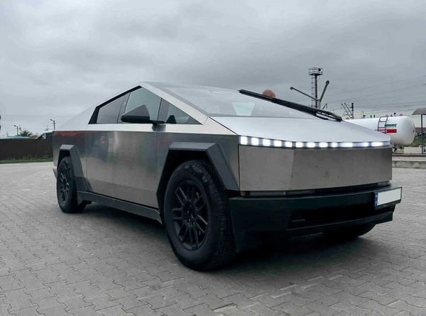Оренда Tesla Cybertruck з водієм для фото відео зйомки в Києві