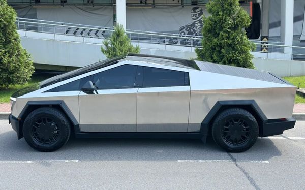 Оренда Tesla Cybertruck з водієм для фото відео зйомки в Києві