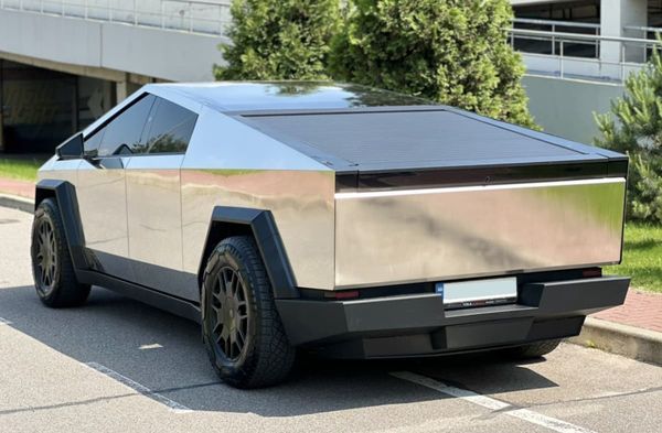 Оренда Tesla Cybertruck з водієм для фото відео зйомки в Києві