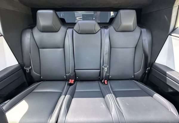 Оренда Tesla Cybertruck з водієм для фото відео зйомки в Києві