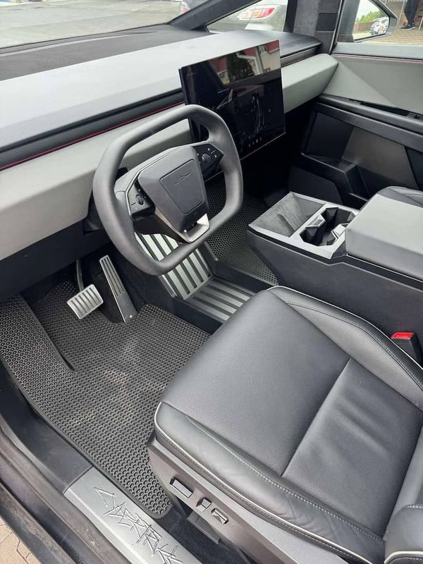 Оренда Tesla Cybertruck з водієм для фото відео зйомки в Києві