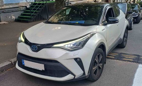 Оренда позашляховик Toyota CH-R 2019 на весілля Київ ціна