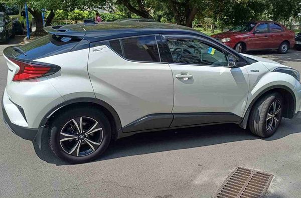 Оренда позашляховик Toyota CH-R 2019 на весілля Київ ціна