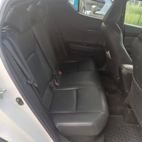 Оренда позашляховик Toyota CH-R 2019 на весілля Київ ціна