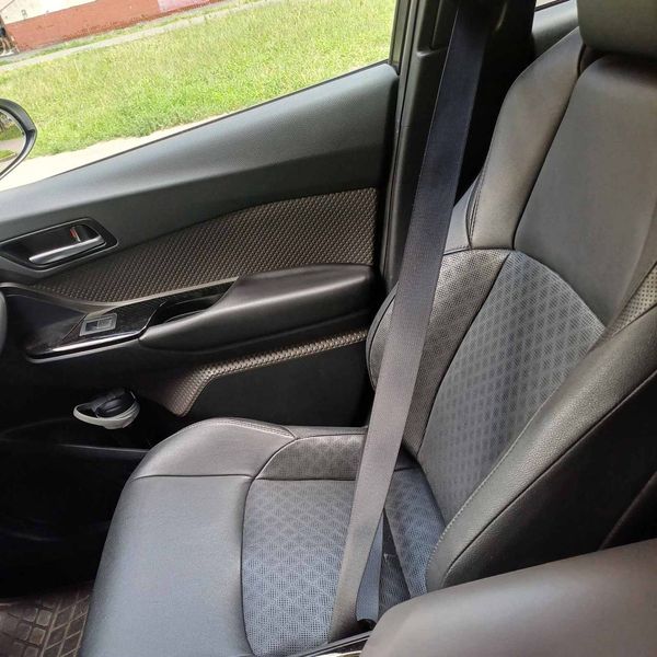 Оренда позашляховик Toyota CH-R 2019 на весілля Київ ціна