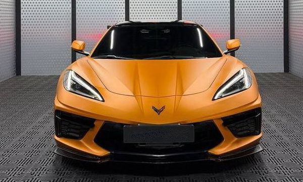 Спорткар Chevrolet Corvette С8 помаранчовий прокат без водія в Києві