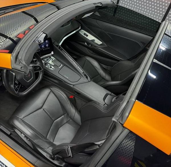 Спорткар Chevrolet Corvette С8 помаранчовий прокат без водія в Києві