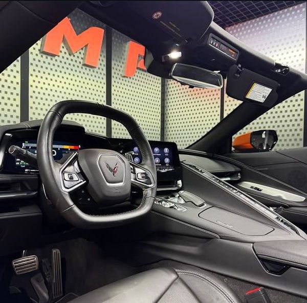 Спорткар Chevrolet Corvette С8 помаранчовий прокат без водія в Києві