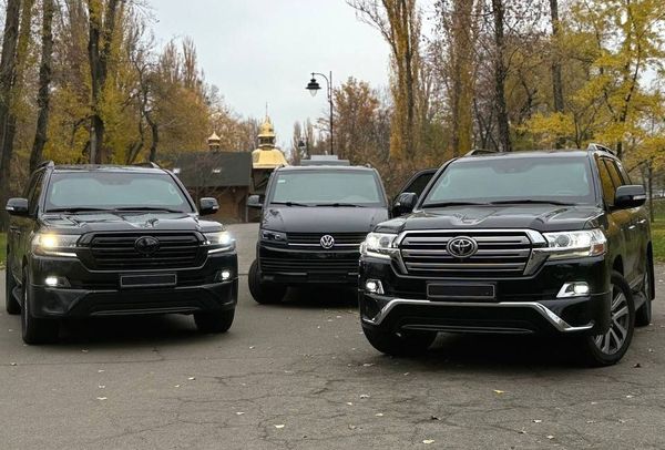 Оренда Toyota Land Cruiser 200 броньований з водієм у Києві