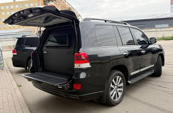Оренда Toyota Land Cruiser 200 броньований з водієм у Києві