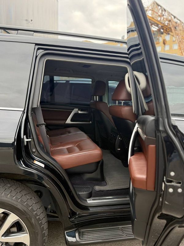 Оренда Toyota Land Cruiser 200 броньований з водієм у Києві
