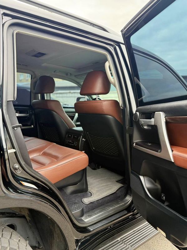Оренда Toyota Land Cruiser 200 броньований з водієм у Києві