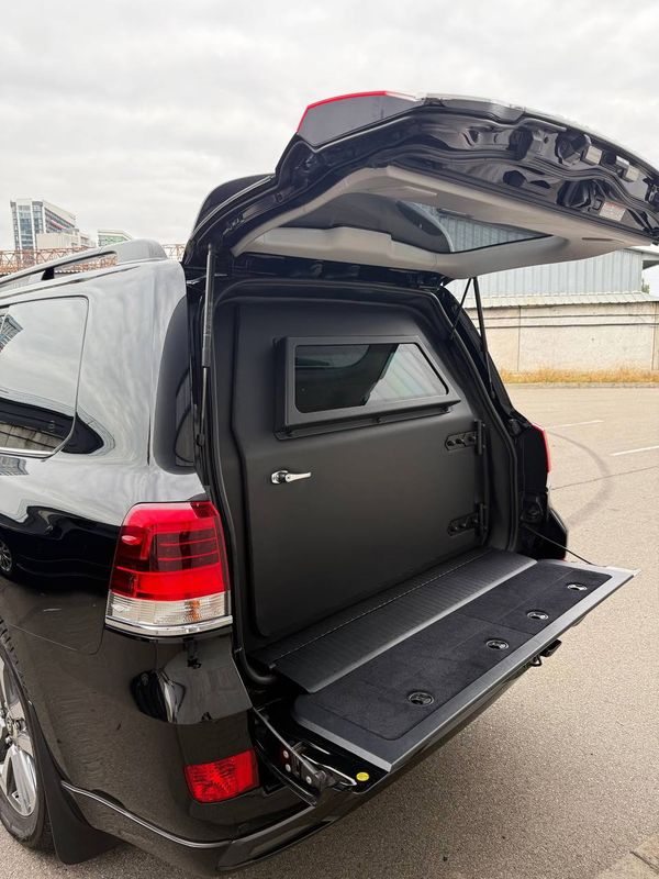 Оренда Toyota Land Cruiser 200 броньований з водієм у Києві