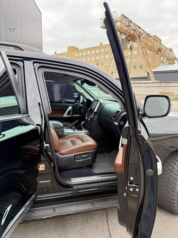 Оренда Toyota Land Cruiser 200 броньований з водієм у Києві
