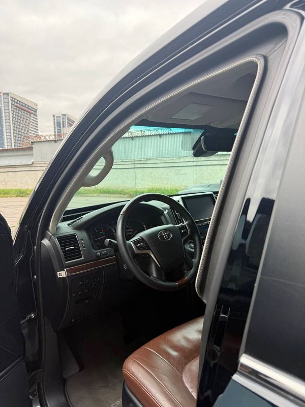 Оренда Toyota Land Cruiser 200 броньований з водієм у Києві