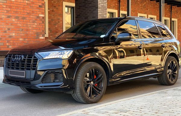 Прокат Audi Q7 R-Line у Києві: оренда з водієм та без водія на вигідних умовах