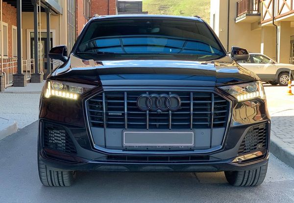 Прокат Audi Q7 R-Line у Києві: оренда з водієм та без водія на вигідних умовах