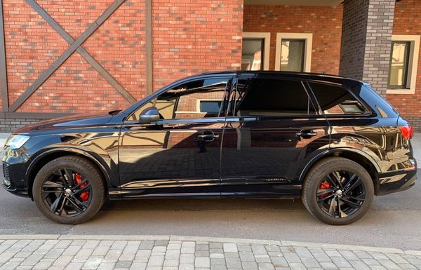 Прокат Audi Q7 R-Line у Києві: оренда з водієм та без водія на вигідних умовах