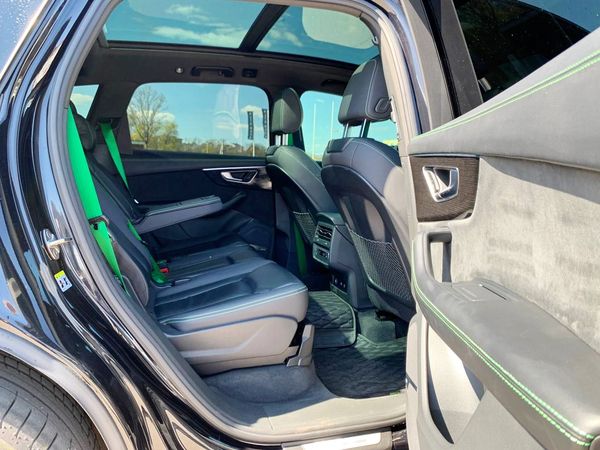 Прокат Audi Q7 R-Line у Києві: оренда з водієм та без водія на вигідних умовах