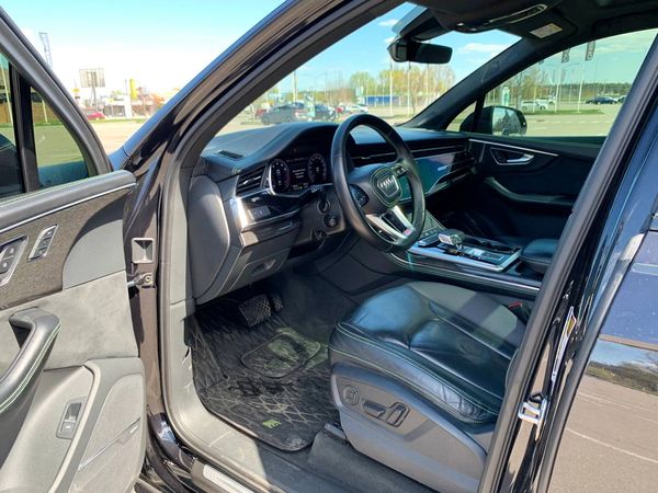 Прокат Audi Q7 R-Line у Києві: оренда з водієм та без водія на вигідних умовах