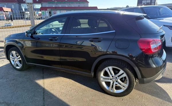 Позашляховик Mercedes-Benz GLA 250 чорний на весілля в Києві