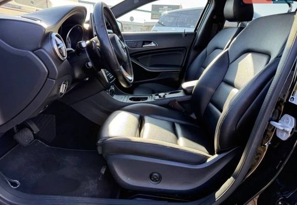 Позашляховик Mercedes-Benz GLA 250 чорний на весілля в Києві