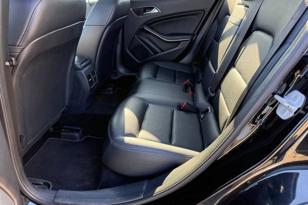 Позашляховик Mercedes-Benz GLA 250 чорний на весілля в Києві