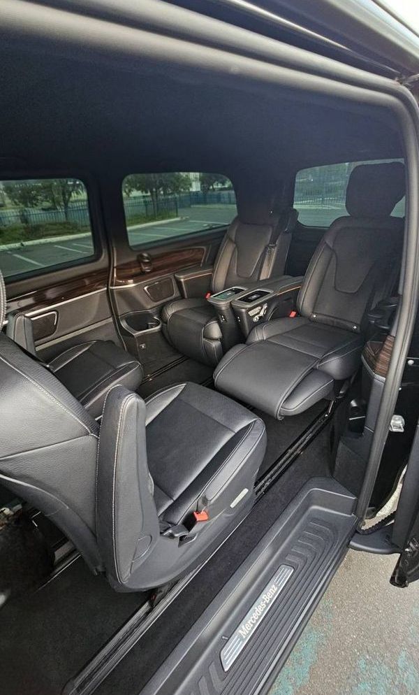 Мікроавтобус на весілля Mercedes‑Benz V‑Class 2023 з водієм Київ – оренда та ціна