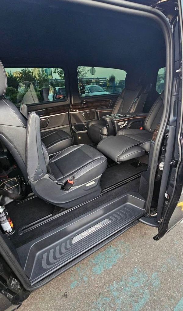 Мікроавтобус на весілля Mercedes‑Benz V‑Class 2023 з водієм Київ – оренда та ціна