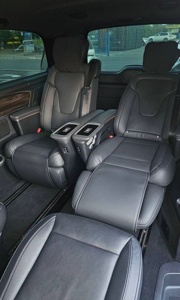Мікроавтобус на весілля Mercedes‑Benz V‑Class 2023 з водієм Київ – оренда та ціна
