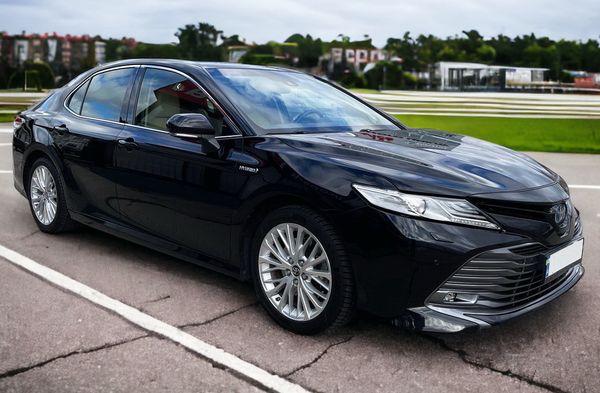 Прокат Toyota Camry 2025 V70 в Києві – без водія в Києві