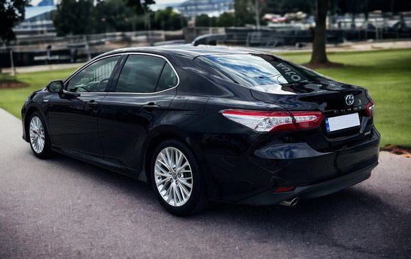 Прокат Toyota Camry 2025 V70 в Києві – без водія в Києві