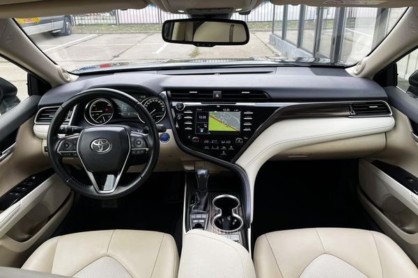 Прокат Toyota Camry 2025 V70 в Києві – без водія в Києві
