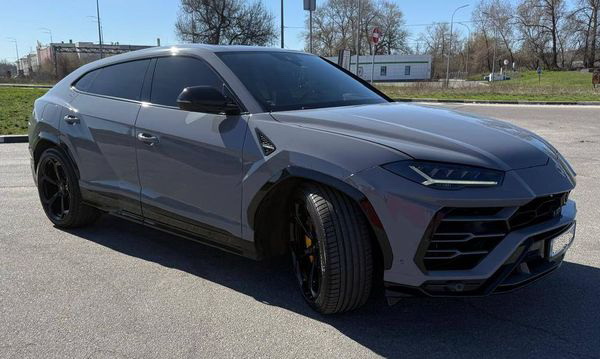 Прокат Lamborghini Urus для фото та відеозйомки з водієм та без в Києві