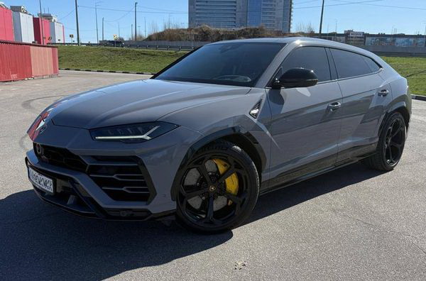 Прокат Lamborghini Urus для фото та відеозйомки з водієм та без в Києві