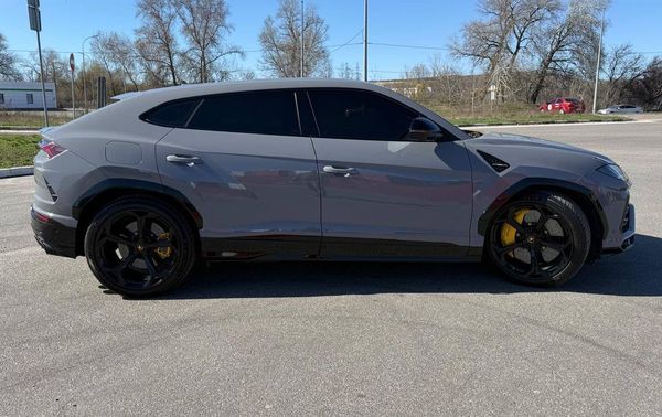 Прокат Lamborghini Urus для фото та відеозйомки з водієм та без в Києві
