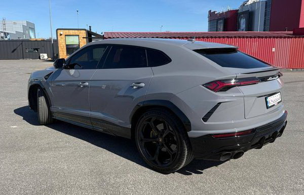 Прокат Lamborghini Urus для фото та відеозйомки з водієм та без в Києві