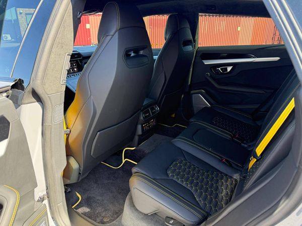 Прокат Lamborghini Urus для фото та відеозйомки з водієм та без в Києві