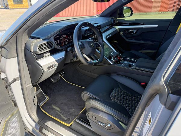 Прокат Lamborghini Urus для фото та відеозйомки з водієм та без в Києві