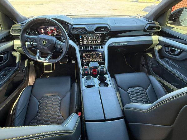 Прокат Lamborghini Urus для фото та відеозйомки з водієм та без в Києві